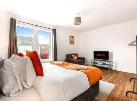 Superking Beds, Smart TVs, Gigabit WiFi, Sleeps 6