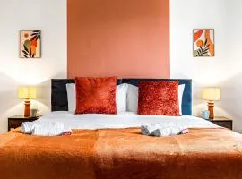 Superking Beds, Smart TVs, Gigabit WiFi, Sleeps 6