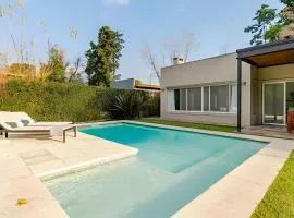 Divina casa con parque y Piscina climatizada en mini barrio cerrado