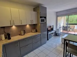 Studio cabine et loggia au calme avec linge et parking inclus