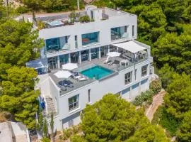 Can Ema, villa moderna con piscina frente al mar