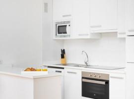 Precioso ático con vistas l WIFI l P l trastero, hotel in Sallent de Gállego