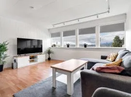 Cozy Arctic Hideaway l Fireplace l Parking