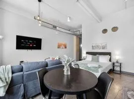 Stunning Downtown Apartment with Pool, Laundry, Parking