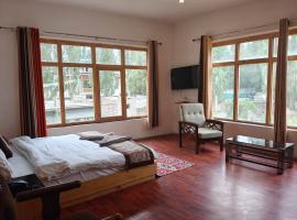 Hotel Sambhava Inn, Leh, отель в Лехе
