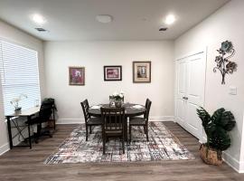 Stylish, King Bed, Ground Floor 2BR Apt, Near Pavilion & Mall, hotel in The Woodlands