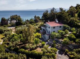 Salty Pines Villa, Hotel in Polychrono