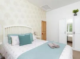 Calder Row by Alt-Stay - 3 Bed Canal Side Cottage - Parking, WiFi & Stunning Views - Contractors & Relocations - Weekly & Monthly Rates