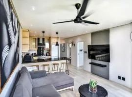 Luxury Family Escape, Ballito Promenade, Boulder Bay ,Beach Access, Braai & Pool Views