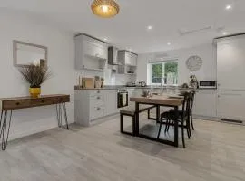 Tor Cottage -Private Hot Tub & Communal Swimming Pool with Fishing nearby 2 Dogs Max