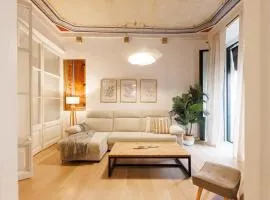 Bravissimo Plaça del Vi, Authentic Historic Apartment