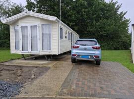 Lovely Caravan At Carlton Meres Holiday Park Ref 60034O, hotel i Saxmundham