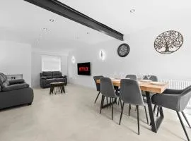 NEW! 6BR Gem, By Clarendon Stays, Free Parking, Perfect For Groups