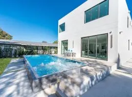 Luxe Pool House in North Miami Perfect for Groups
