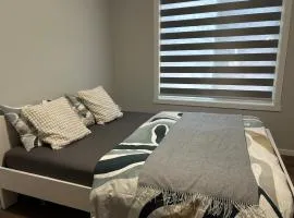 1-bedroom private suite, 20 minutes from the airport, with a kitchen