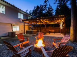 Family Friendly home with Hot Tub, Fire Pit & More!, khách sạn ở Bélanger