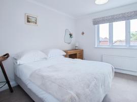 Catalina19 Guest home share, hótel í Poole