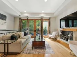 Spacious 3-Bed West Loop Townhouse, 1 Car Garage