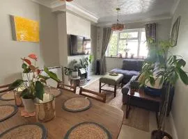 Homely 2-Bed Apartment - Sleeps 3 & Parking
