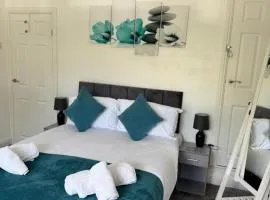 Modern 3-Bed Family Home Sleeps 6 Fast- Wi-Fi Free-Parking- Private Patio