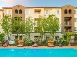 Premier Suites at Marina-Venice with Luxe Pool, Gym & Hot Tub & More