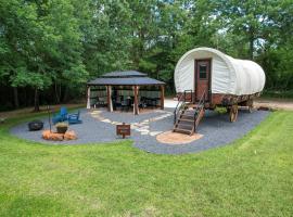 Secluded Luxury Wagon with Pond, King Bed, Full Bath, Patio, ξενοδοχείο σε Montgomery