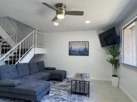 4BR Luxury, Walk to Old Town, Arcade, Pool, 12 Guests