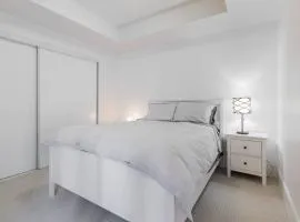 Modern Down Town Condo Near CN Tower with Fast WiFi