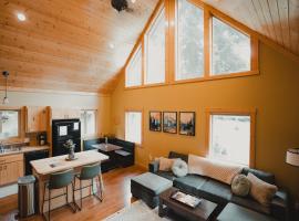 Cabin Minutes to Mt Rainier - EV, HotTub, 2 Queen and Twin, cabin sa Ashford