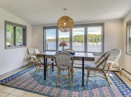 Swim, Boat & Explore! Lake Champlain Retreat!, hotel a Colchester