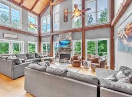 The Retreat at Wildwood - Hot Tub Theater & Deck