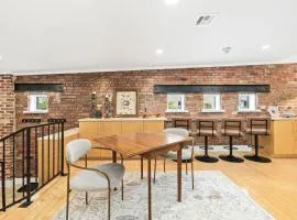 West Dickson Loft Nightlife Hub 0 4mi UofA