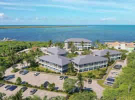 SeaMist 308 1 BR condo wviews of North Sound，位于西湾的酒店