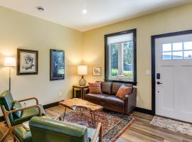 2 Mi to Dtwn Palmer Custom Valley Home with Garage, hotel v destinaci Palmer