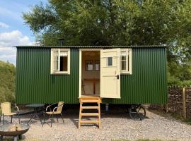 Cosy Shepherd Hut, hotel in Kempsford