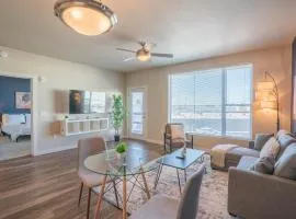Elegant 1BD - Balcony, Pool, Gym, W-D - Sleeps 4