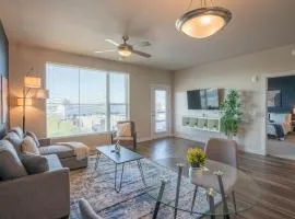 Stylish 1BD - Balcony, Pool, Gym, W-D - Sleeps 4