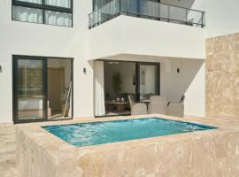 Luxury Escape Private Jacuzzi, Beach, Punta Cana SLEEP 5, hotel in Punta Cana