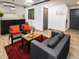 Super Townhouse Galleria Market Near Golf Course Road