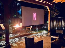 Spacious Home Perfect for Two Families or Groups, ξενοδοχείο σε Λάνγκλεϊ