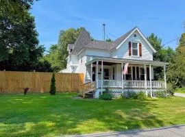 91M Renovated Bethlehem home with hot tub, firepit, large yard, walk to restaurants