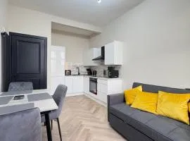 3BR West End Flat w Free Parking