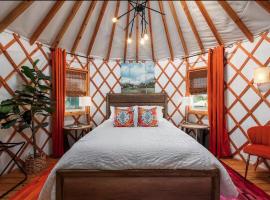 Rustic Luxe Yurt- Unit #1, leirint&auml;alue kohteessa Woodway