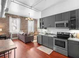 Downtown Loft- Steps away from Plant Riverside!