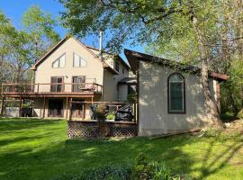 Fall Lovers Hideaway Near Lake Geneva, alojamiento con cocina en Elkhorn
