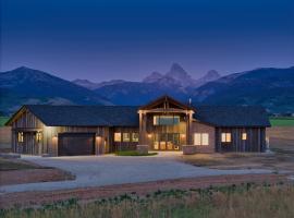 Panoramic Teton Views - Hot Tub - Theater Room, hotel en Driggs