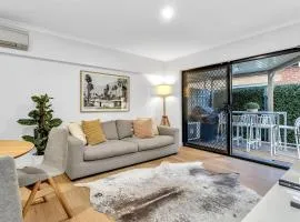 Sands & Hearth - Minutes to Beach & Moseley Square