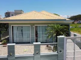 Casa com Piscina à 130m da praia do gravata