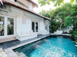 Steps to Canggu Beach Six Bedrooms, Five Baths