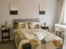 Modern 2-Bedroom London Base - 15 mins to Central London - Next to East Croydon Station - Sleeps 5